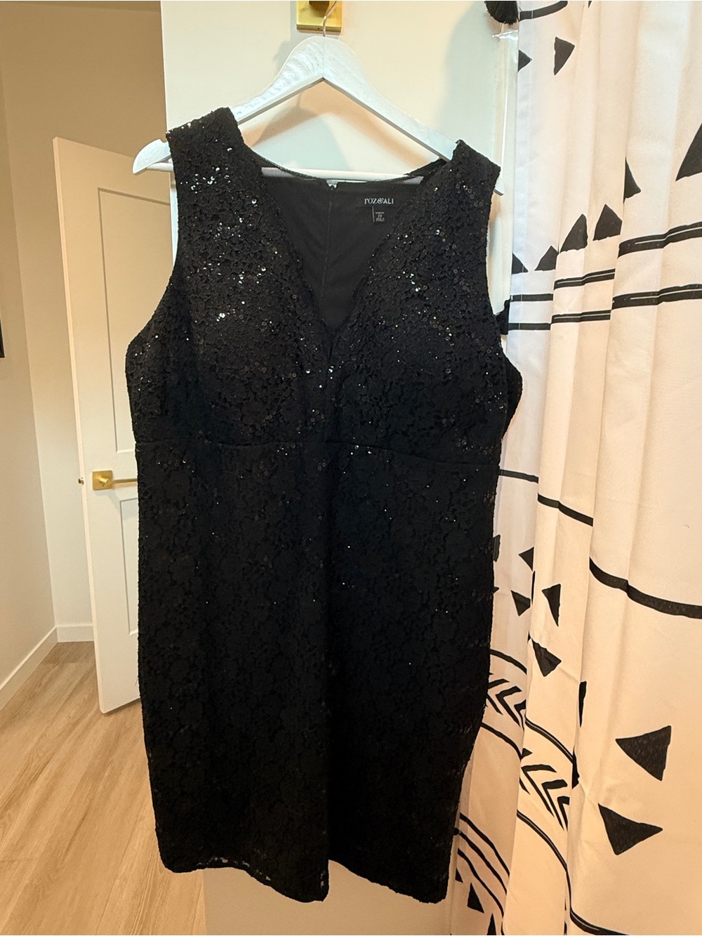 Roz & Ali Size 22 Elegantly Black Lace Evening Dress - Sleeveless V-Neck